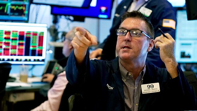 投资人对贸易战的忧虑再次浮现，39％的经理人认为贸易战是市场最大的尾部风险。在全球贸易战全面开打下，有5成8操盘人看好黄金表现，1成5押美元，另有9％的人看好30年期美债，看好股票的仅有2％。图／美联社