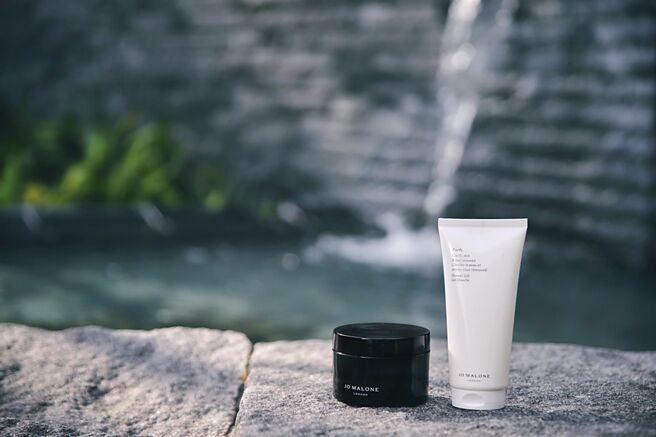 「虹夕诺雅 谷关」即日起至3月11日与英国知名香氛品牌「Jo Malone London」联合推出「汤泉润肌」期间限定住宿专案。图／星野集团提供