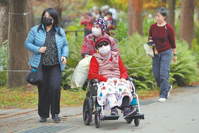 医界人士认为，现行外籍移工不足，为避免重症者得不到资源，可研拟让有疾病者取得优先权。（本报资料照片）