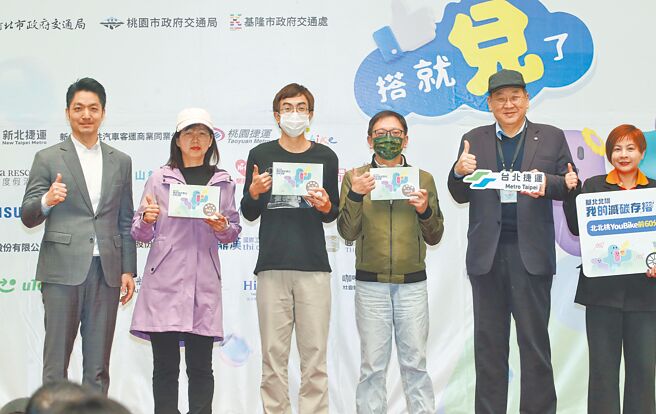 基北北桃携手推动「我的减碳存折」全民运动，回顾去年执行成果及各企业减碳事蹟，台北市长蒋万安（左一）19日表扬减碳英雄，感谢民眾为打造美好的生活环境尽一份心力。（王英豪摄）