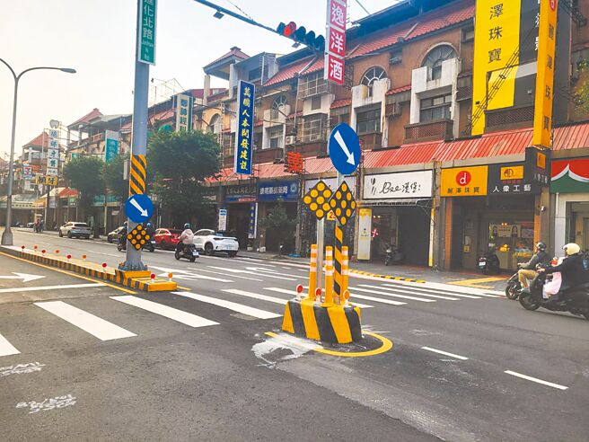 台中市北区进化北路沿线（崇德路至中清路段）自2024年10月设置行人庇护岛，汽车自撞事故频传，经警方反映道路工程改善后，自撞事故降为「0」件。（冯惠宜摄）