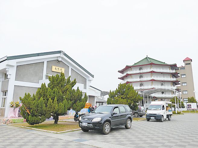 雲林縣虎尾鎮惠來靜楓生命園區久未增建，遺體冰櫃、禮儀廳已不敷使用，鎮長林嘉弘19日表示，新建禮儀廳發包中，力拚今年底前完工。（張朝欣攝）