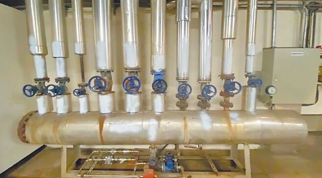 高雄市立大同醫院內的重要輸送管路標示疑遭破壞、噴上白漆，由於涉及氧氣、麻醉等氣體供應，高市衛生局與院方發現當下已立即修復。（民眾提供／紀爰高雄傳真）