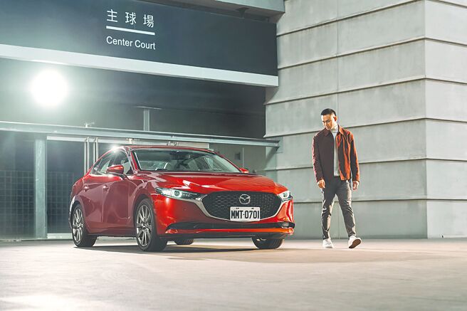 MAZDA3 ACE EDITION攜手台灣王牌火球投手徐若熙。（台灣馬自達提供）