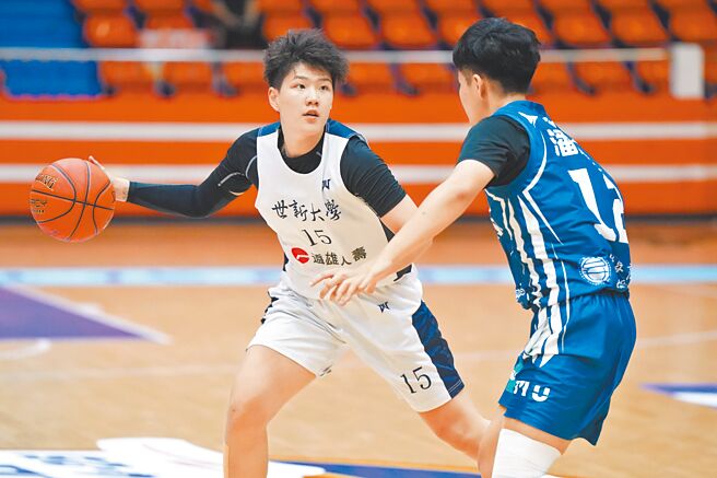 世新大學蔡佑蓮（左）19日攻下24分、15籃板、5助攻，幫助球隊89比55擊敗美和科大。（大專體總提供）