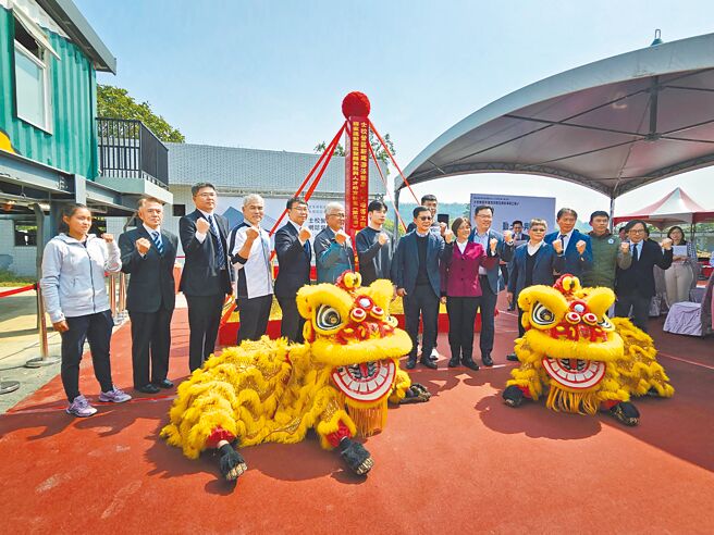 國家運動園區整體興設與人才培育計畫第三期─士校營區新建游泳館及網球場等工程，19日上午舉行開工動土祈福典禮，教育部政務次長張廖萬堅（中右）、游泳國手王冠閎（中）等貴賓出席。（陳筱琳攝）