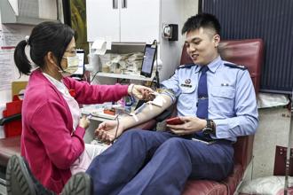 爱在三总 官兵挽袖捐热血
