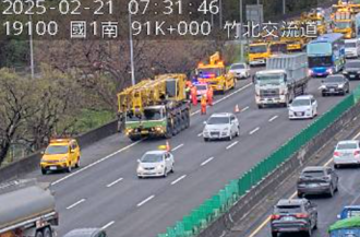 國1竹北出口清晨事故！聯結車衝出護欄翻落邊坡 車流回堵2K