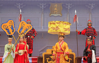 皇帝出巡背后总有两把大扇子 除了搧风还是恐怖武器