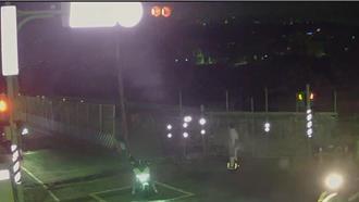 電動獨輪車違規上路 撞到車子還落跑