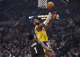 NBA》詹皇不服老连两天出赛照轰40分 湖人力挫拓荒者