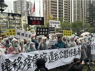 反對板殯擴建自救會手持白菊花抗議 要求撤回優化案