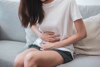 女玩過頭就醫驚見「肚子都是胃」醫示警：嚴重恐猝死