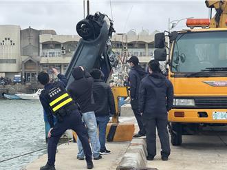 竹市南寮漁港車輛落海 駕駛自行逃生游上岸