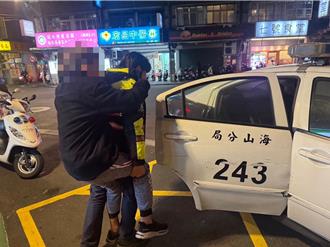 男靜止呆站路邊6小時！警一查竟是「疾病發作」 全程揹回家