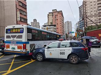 公車派出所前等紅燈　男警竟誤踩油門車頭猛撞