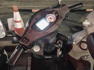 台灣燈會狀況多！機車忘熄火拔鑰匙 、夫妻走散 中壢警及時救援