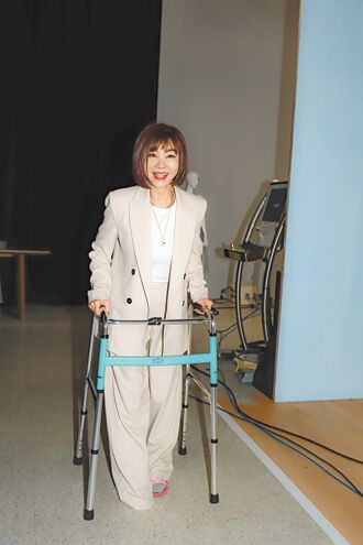 陳美鳳骨裂倚助行器開工