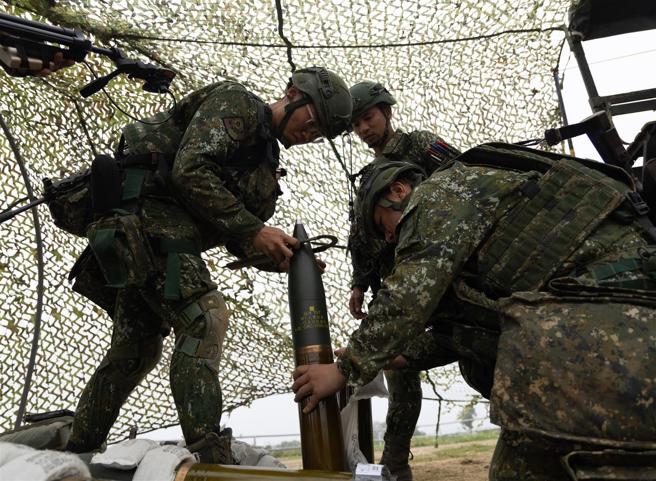 射击前，官兵实施弹药检查与结合，通力合作完成各项射击前准备。（记者尤韵婷摄）