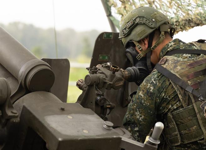 炮测中心教官下达「毒气攻击」状况，模拟战时可能遭遇的威胁，藉此训练官兵临战反应。（记者尤韵婷摄）
