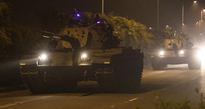 333旅联兵1营昨日执行作战计画演练「反击作战」课目，所属战甲车部队在深夜中机动至战术位置，待命发起反击。（记者孙建屏摄）