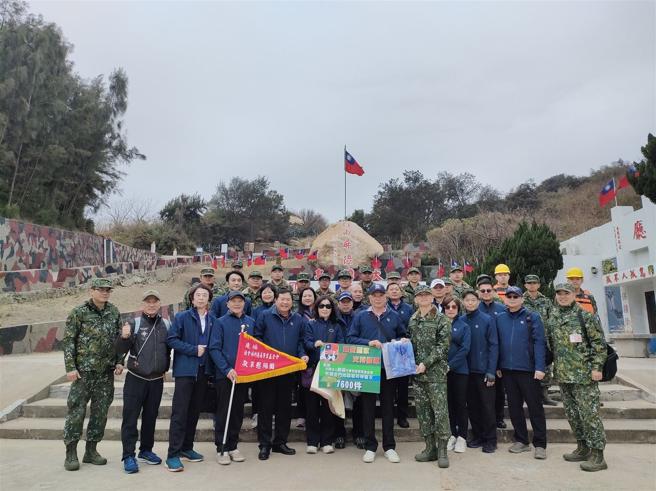  庆福社会福利慈善事业基金会董事长苏庆福率敬军团，慰问金门地区驻军。
（军友社提供）