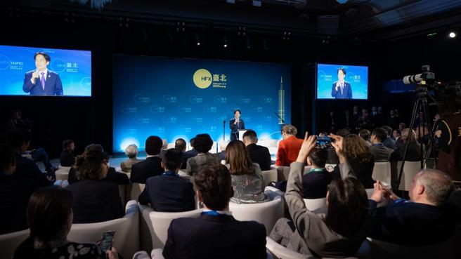  總統賴清德昨日出席2025「哈利法克斯臺北論壇」（HFX Taipei）開幕式時表示，面對複雜的國際情勢，呼籲國際社會，威權主義愈集結，民主陣營應要愈團結，共同打造全球「非紅供應鏈」，建立AI晶片產業全球聯盟，開創更美好的新時代。 （總統府提供）