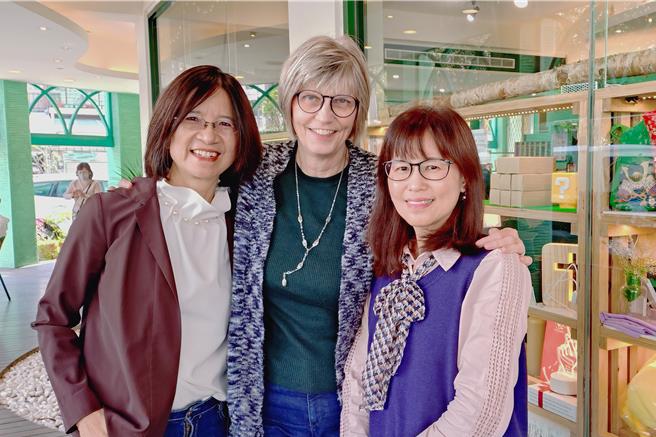 波阿斯慈爱事工发起人陈鹏后（右一）表示，深知许多家庭在最需要帮助时，往往求助无门。她用行动与志工们成立波阿斯慈爱事工，扩大对弱势家庭的帮助。（吕丽甄摄）