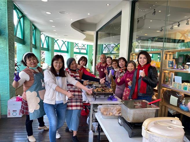 波阿斯慈爱事工起初帮助一个家庭，现已扩展至50个家庭，服务单亲、弱势与突遭变故者。每年岁末，举行募款餐会，所得款项全数用于邀请社区中的弱势家庭共同用餐。（波阿斯爱事工提供／吕丽甄苗栗传真）