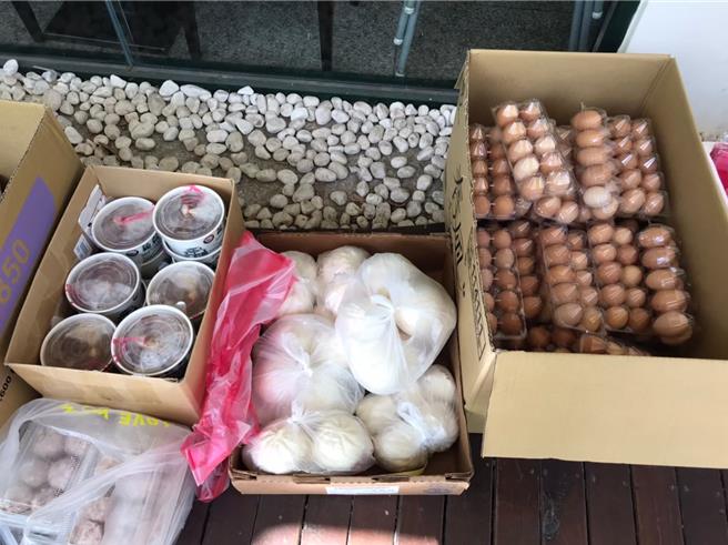 疫情期间，波阿斯慈爱事工的志工担忧弱势家庭的生活困境，主动出击，每周挨家挨户送上热腾腾的熟食与生活物资，确保这些家庭在艰难时刻仍能获得温暖关怀。（波阿斯爱事工提供／吕丽甄苗栗传真）