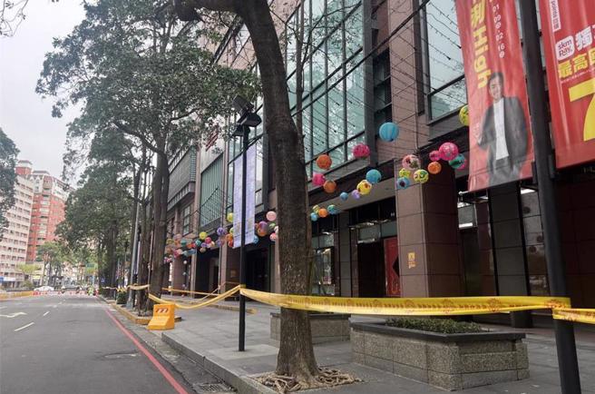 台中新光三越13日發生氣爆，市府火速拉起封鎖線，有廠商哀號，價值600萬的貨品全部卡在館內。（本報資料照片）