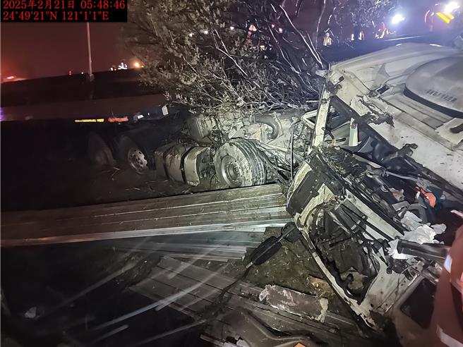 國道1號北向91.2公里處21日凌晨發生半聯結車翻覆事故。（國道警提供／邱立雅竹縣傳真）