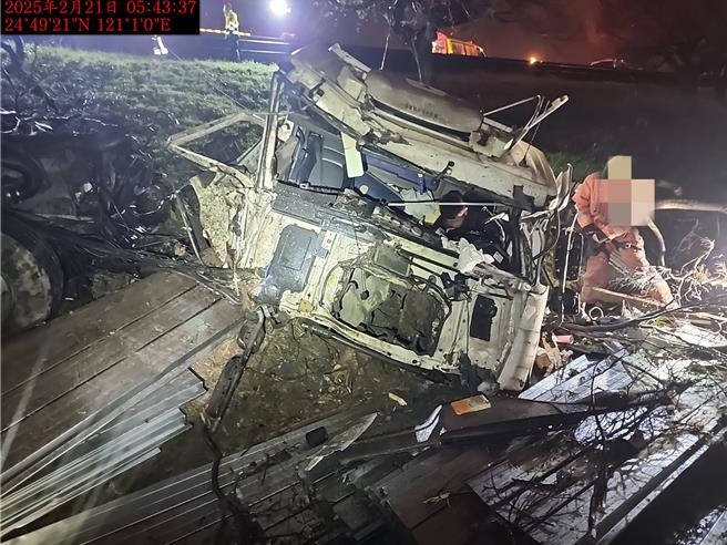 一名半聯結車駕駛途經國道1號北向91.2公里處，疑似因精神不濟導致車輛衝出護欄翻覆。（國道警提供／邱立雅竹縣傳真）