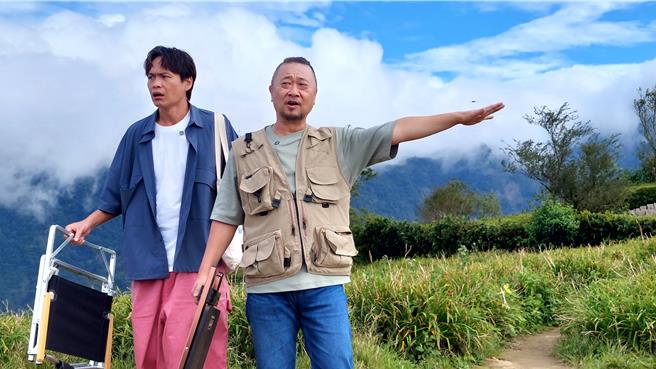 黄镫辉（左）、邰智源前往花莲六十石山。（公视台语台提供）