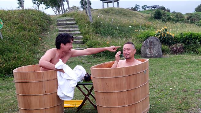 黄镫辉（左）与邰智源在山边洗澡。（公视台语台提供）