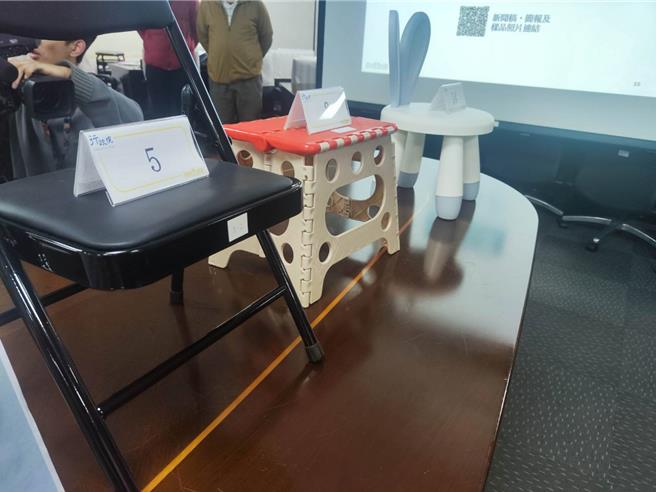 許多家長會購置兒童椅供幼兒乘坐或外出使用，但據行政院消費者保護處調查市售產品15件，其中竟有3件品質不符合規定。（林良齊攝）