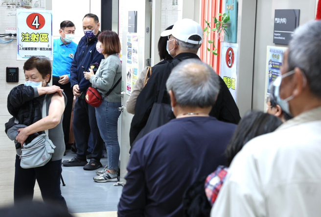 增購流感疫苗全國剩不到6萬劑，部分縣市已用罄。圖為2／20民眾前往注射公費疫苗景象。（示意圖／本報資料照）