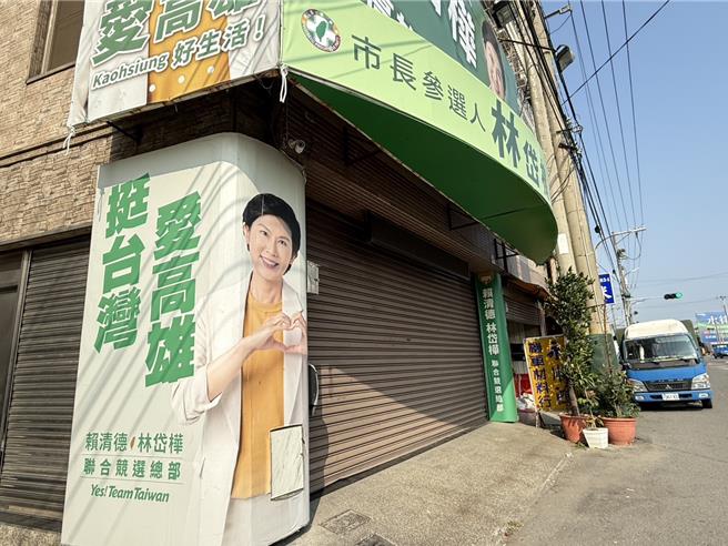 面对记者追问，大寮服务处人员又火速将铁门拉下。（纪爰摄）