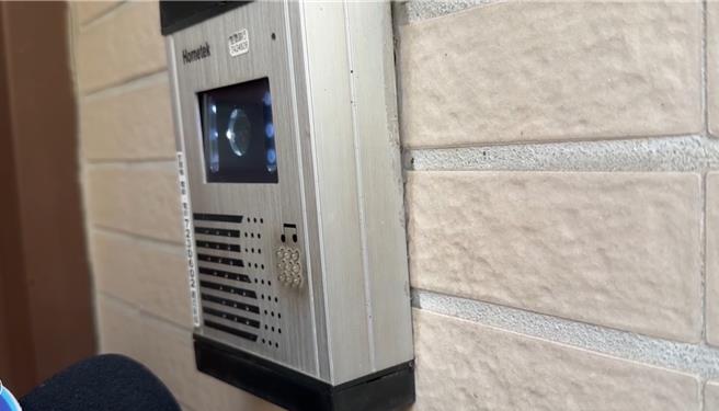 住在高雄凤山老家的林岱桦母亲透过对讲机受访表示「我们很坦然，还有需要解释吗？」。（纪爰摄）