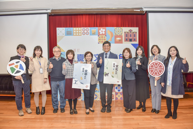 合影留念，臺师大国际臺湾学研究中心林巾力老师（左4）、国立臺湾文学馆陈莹芳馆长（左5）、臺师大印永翔副校长（左6）、侨务委员会林季蓉处长（左7）、教育部国际两岸教育司廖苡亘简任秘书（左8）、臺师大国语教学中心蔡雅薰主任（左9）。(照片/臺湾师范大学提供)