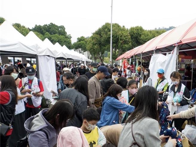 台中市十方啟能中心將於22日在北屯南興公園舉辦野餐派對，活動結合草地野餐、親子DIY、闖關、表演和美食、市集等元素，盼號召萬人響應公益。圖為過去活動照。（翻攝自十方啟能中心臉書粉專／潘虹恩台中傳真）