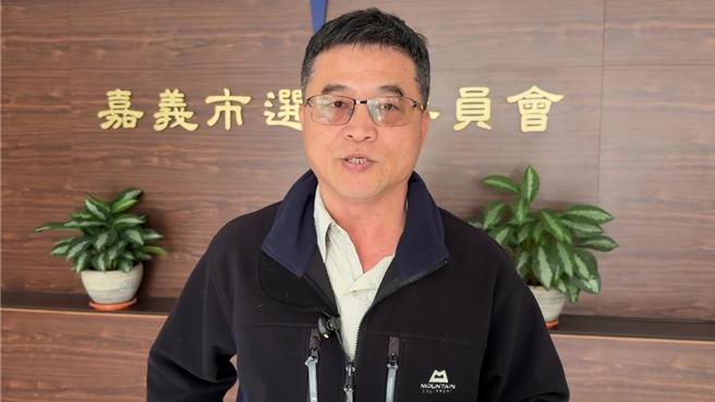 嘉义市选委会副总干事杨俊铭重申选委会秉持中立办理罢免相关作业。（廖素慧摄）