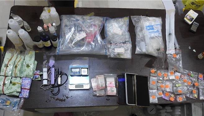 警方查扣133颗菸弹及大量证物。（警方提供）