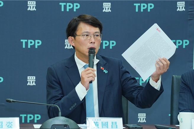 民眾黨團總召黃國昌21日痛批，民進黨搞抗中保台，拿學生開刀，要這些學生情何以堪？（民眾黨團提供）