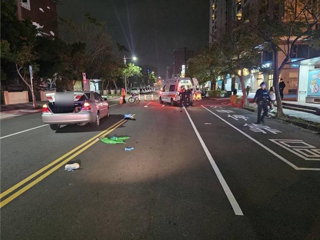 這起車禍發生於17日晚間8點多，54歲許姓女子當時新富路沿著斑馬線穿越馬路時，先遭林男駕駛自小客車擦撞倒地，不久後又遭同向周男駕駛的自小客輾壓。（翻攝照片／洪靖宜高雄傳真）