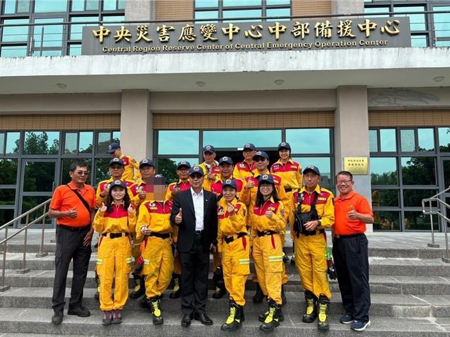 許姓女子是高雄市義消(前排左三)，是相當資深隊員。（讀者提供／洪靖宜高雄傳真）