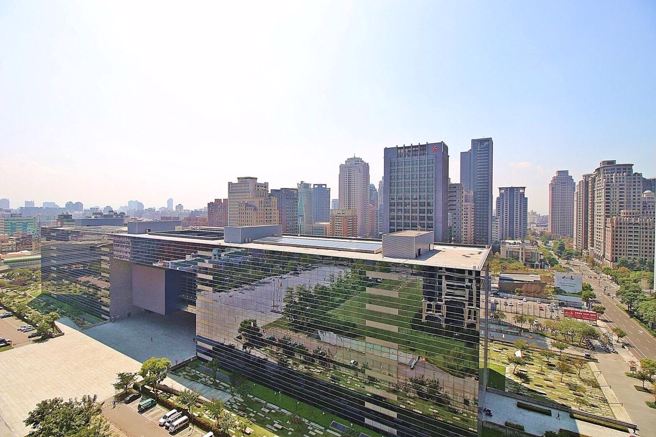 永庆房屋比对电信信令平日夜间人口数和户籍人数，推测房市潜力区。图/永庆房产集团提供