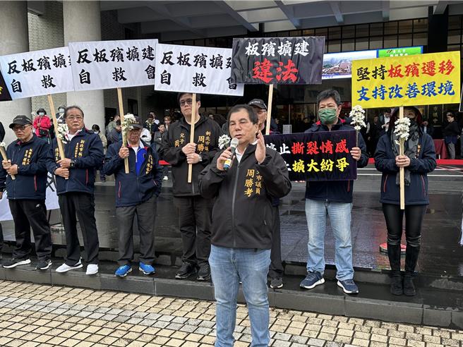 周胜考今号召上百位民眾，群集于新北市议会门前广场，高喊高呼「板殡滚蛋！还我公园停车场！」。（高钧麟摄）