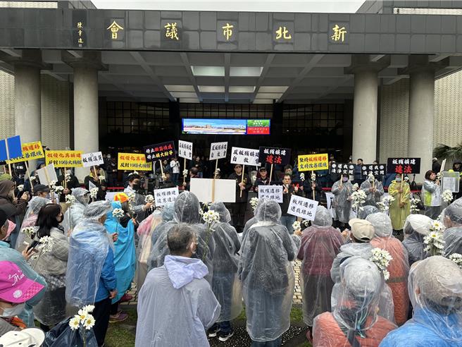 反板殡扩建自救会21日聚集新北市议会，抗议新北市立殡仪馆优化案。（高钧麟摄）
