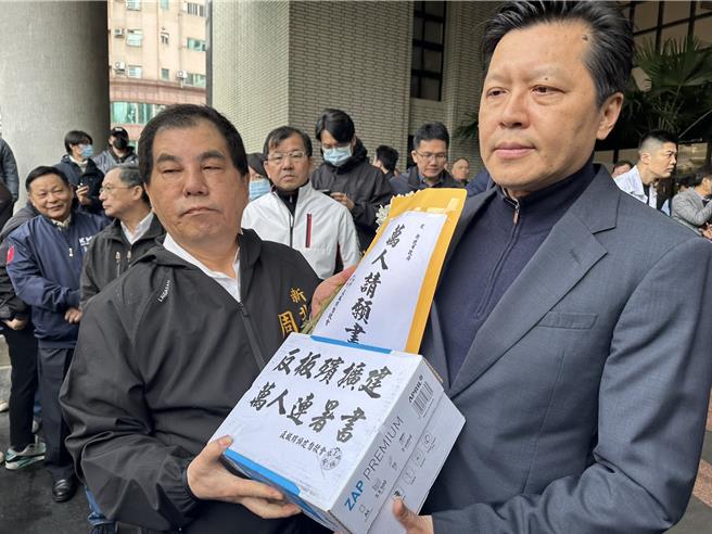 自救会长周胜考出面向新北市政府、新北市议会及3党党团递交万人连署请愿书，希望市府撤回「假优化真扩建」的板殡优化案。（高钧麟摄）